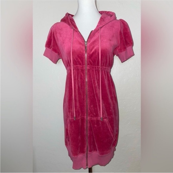 Juicy Couture Dresses & Skirts - EUC- Juicy Couture Vintage Pink Berry Velour Zip Hoodie Dress- Size Large🌺Y2K